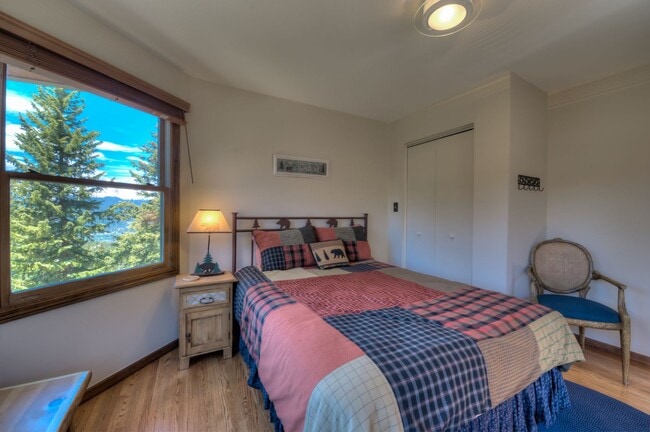 Building Photo - Beautiful home near bus route Breckenridge! 5 bedrooms and VIEWS!  Flexible Lease Terms