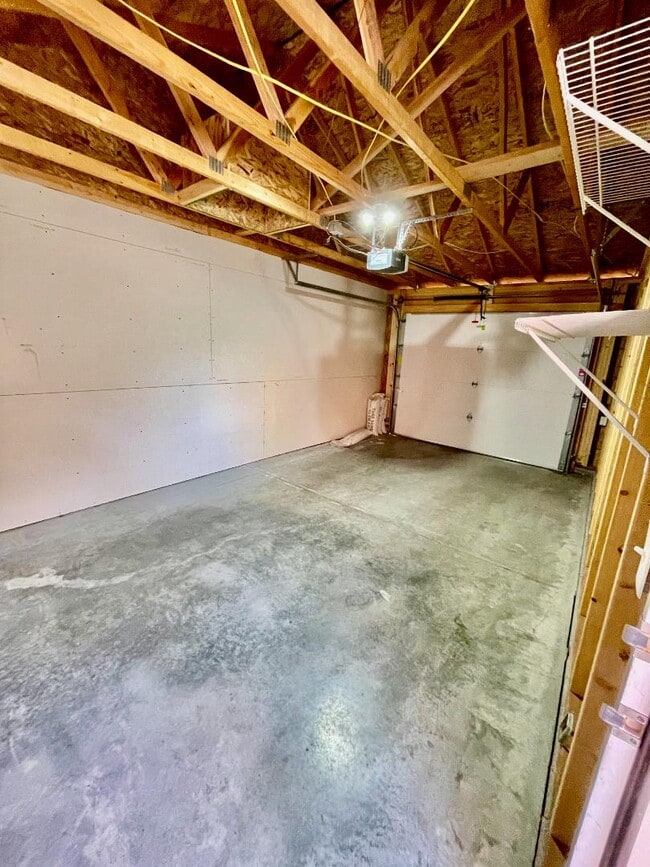 Building Photo - 5260 Golden Hollow Rd