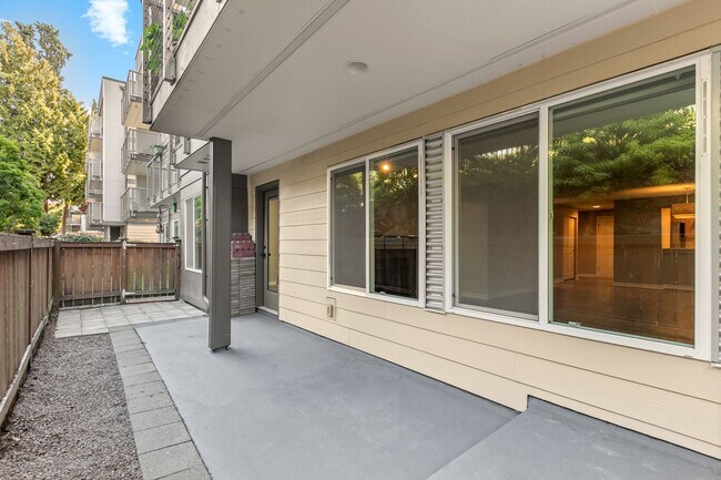 Building Photo - Bright Beacon Hill Condo in Secure Gated C...