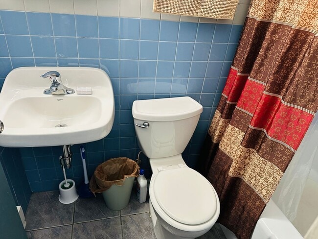 Building Photo - Furnished Studio Near Hospitals with Cable TV and Free Laundry