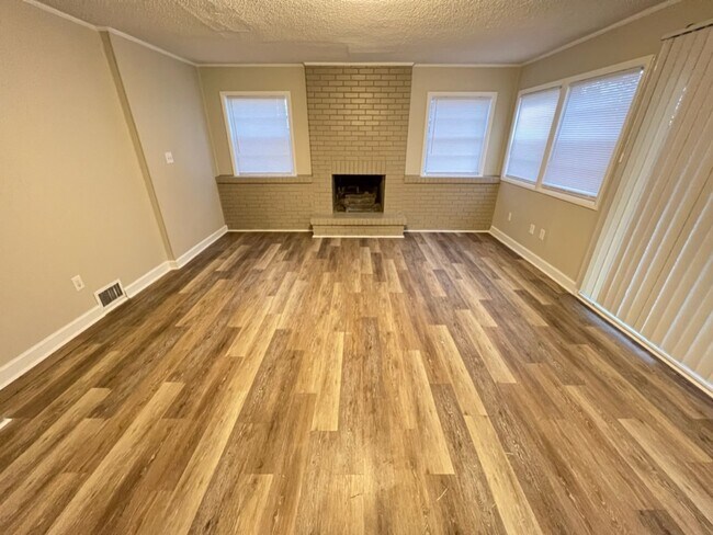 Building Photo - Freshly Remodeled 3 Bedroom Home Near Down...
