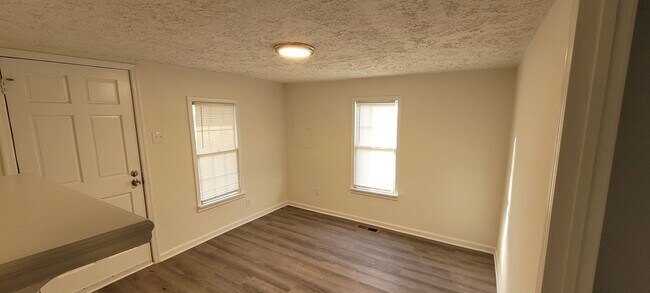 Building Photo - 411 Pinecrest Dr