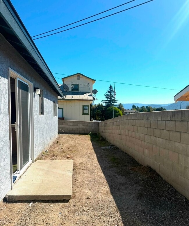 Building Photo - Charming 2 Bedroom, 1 Bathroom Home