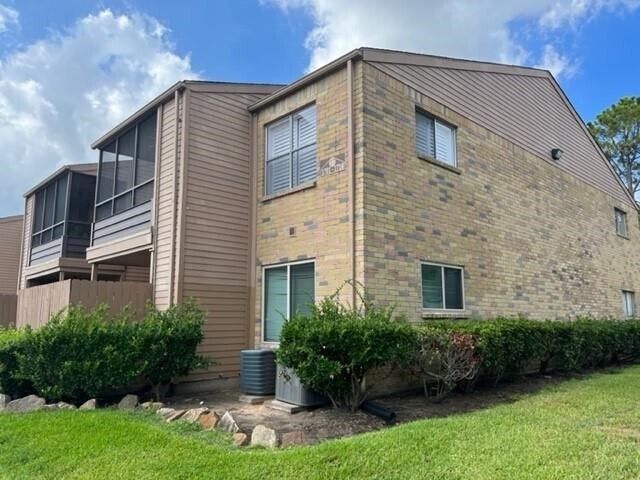 Primary Photo - 10555 Turtlewood Ct