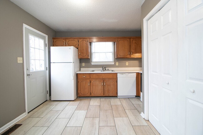 Building Photo - 924 Van Buren Ave