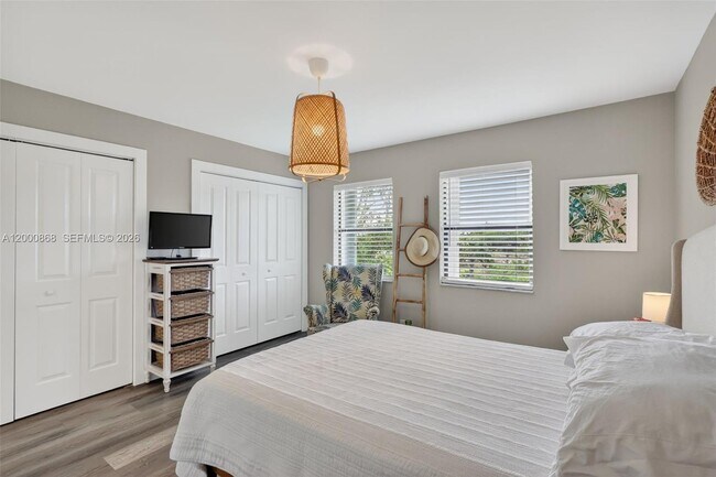 Building Photo - 9425 S Ocean Dr