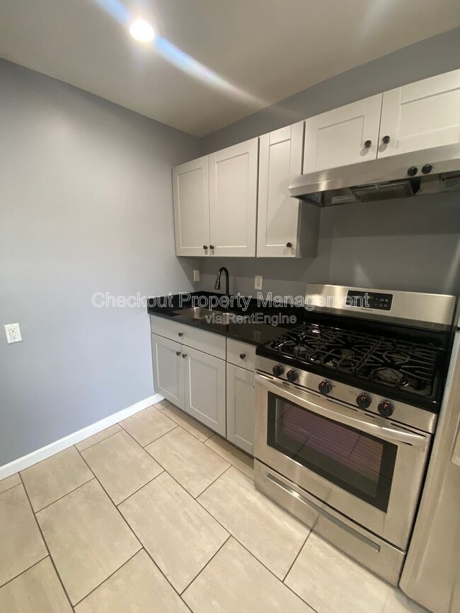 Building Photo - 812 Schirmer St