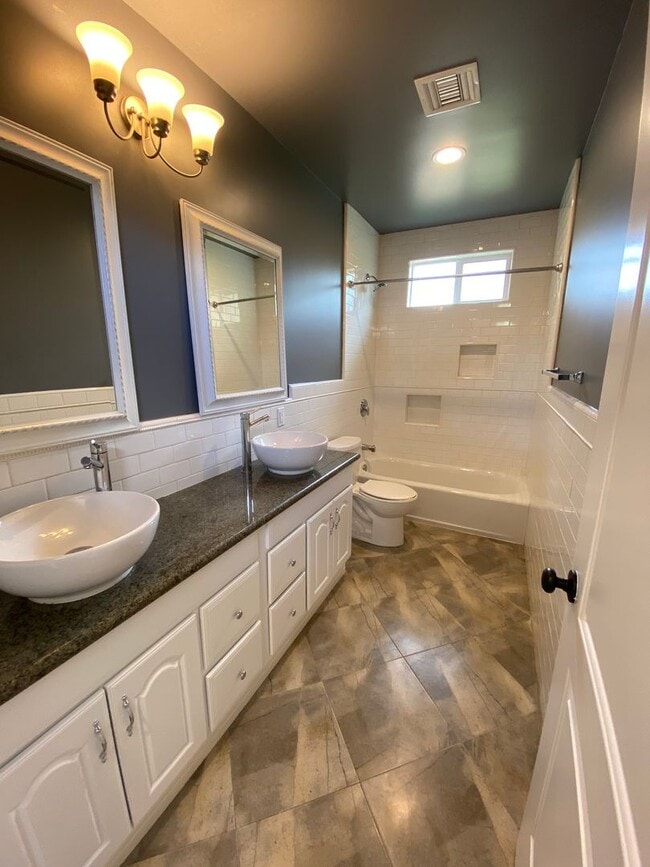 Building Photo - Tarzana Lifestyle: Elegant Home with Pool,...