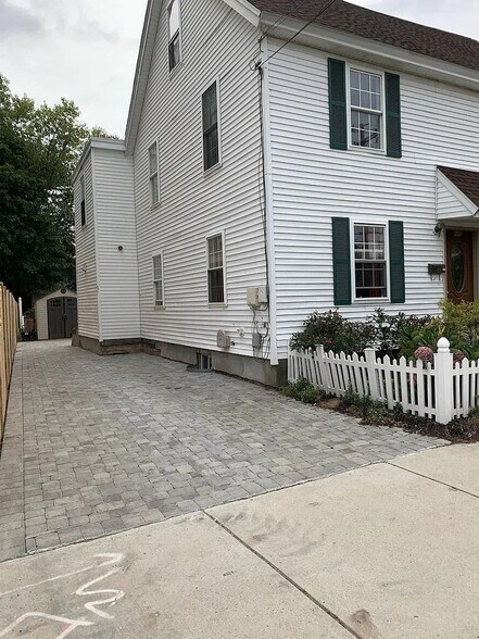 Building Photo - 848 Main St