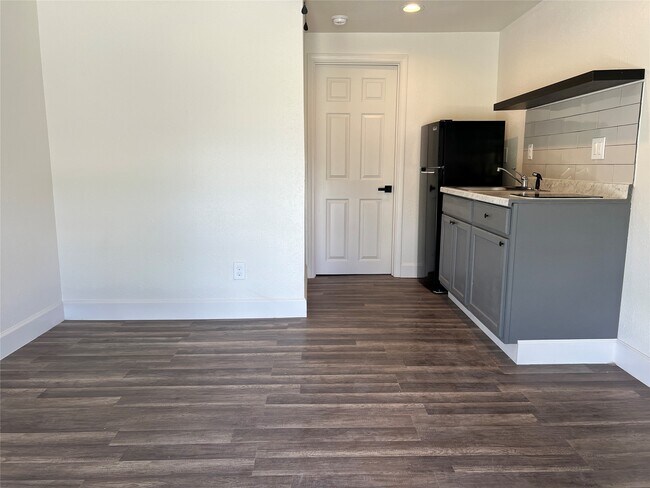 Building Photo - 201 Eastwood St