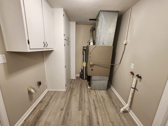 Building Photo - Spacious 3-Bedroom, 1-Bathroom Home AVAILABLE NOW!!