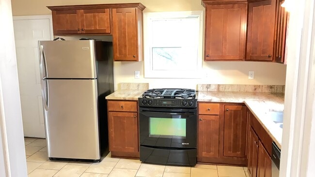 Building Photo - Single Family Home in St Paul with Garage!!