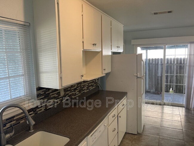 Building Photo - 8724 Halverson Dr