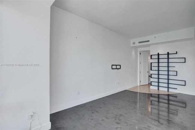 Building Photo - 1425 Brickell Ave