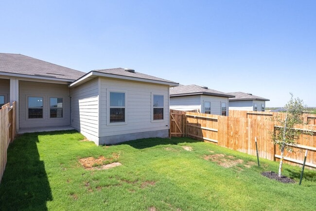 Building Photo - GORGEOUS 3 BEDROOM DUPLEX LOCATED IN CONVERSE, TX!