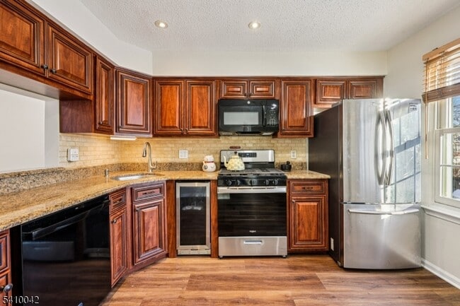 Building Photo - 1075 Ash Dr