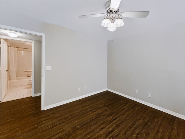 Building Photo - ** COACH HOMES @ BERKSHIRE LAKES ** 2 BED / 2 BATH - 1ST FLOOR CONDO - GARAGE - ANNUAL RENTAL