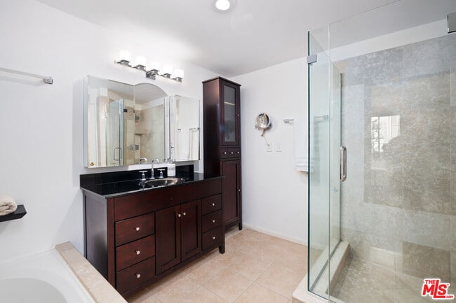Building Photo - 930 N Doheny Dr