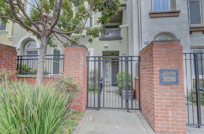 Primary Photo - 1673 19th Ave