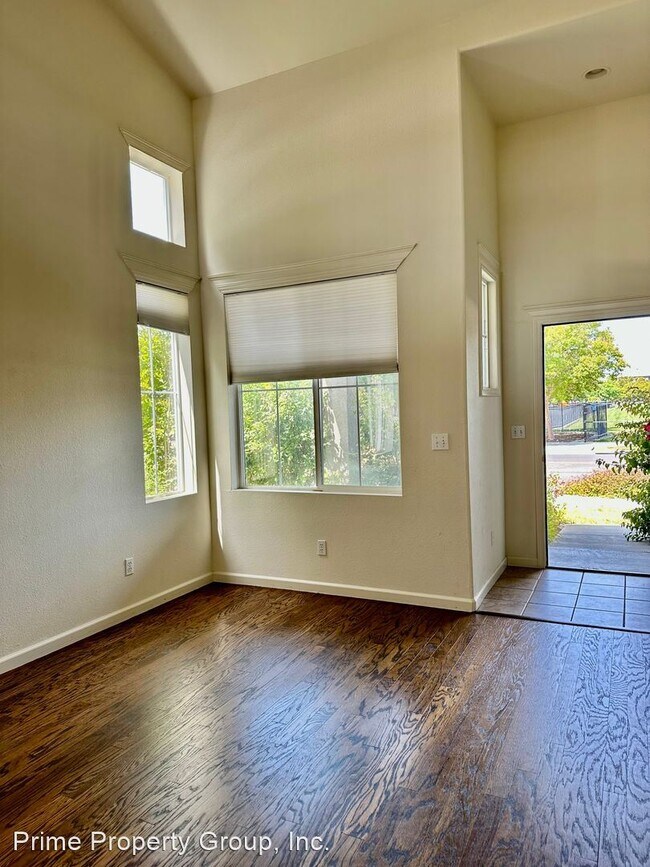 Building Photo - 3 br, 2.5 bath House - 5105 Aspen St.
