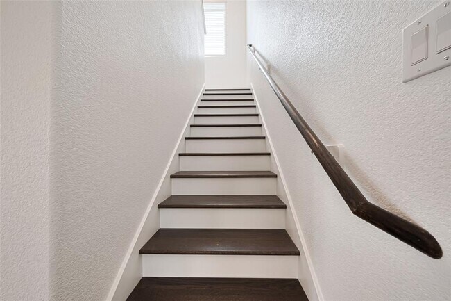 Building Photo - 18414 Hilltop Climb Dr