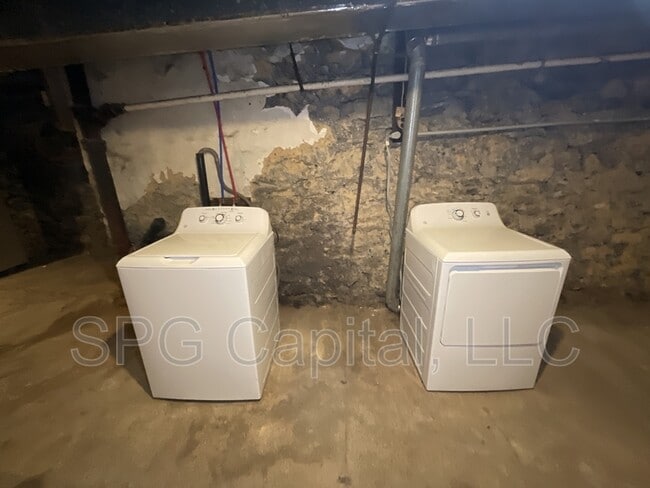 Building Photo - 1433 Monroe St