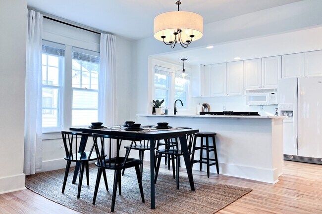 Building Photo - Furnished 3 Bedroom Walkable East Nashvill...