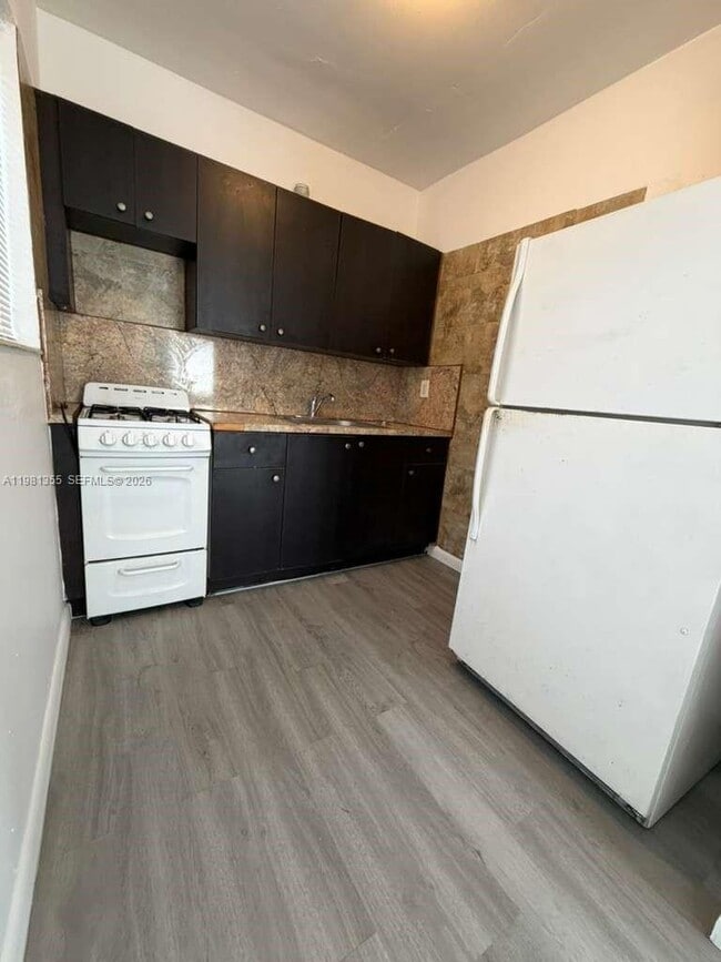 Building Photo - 1565 SW 6th St