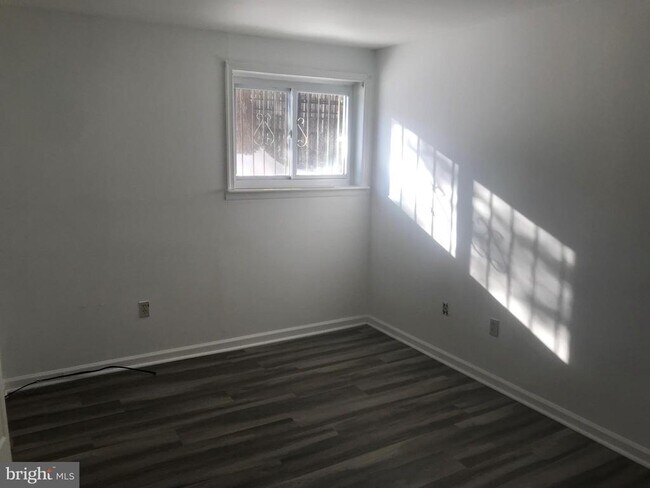 Building Photo - 3750 Clarendon Ave