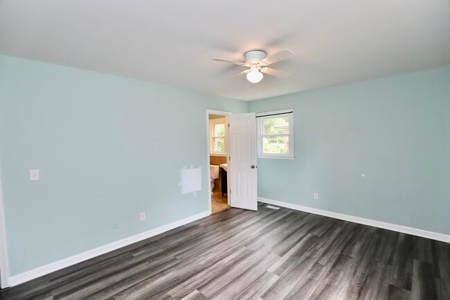 Building Photo - 807 N Guignard Dr