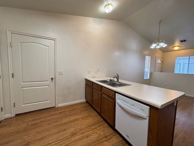 Building Photo - DARLING TOWNHOME FOR RENT IN HURRICANE!