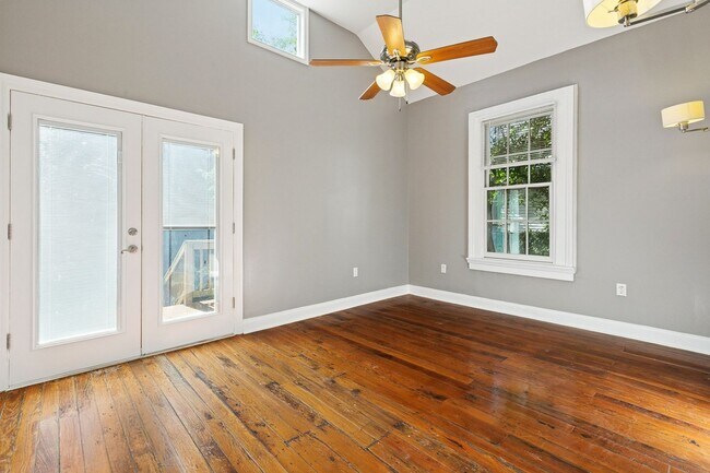 Building Photo - Charming New Orleans Shotgun with Historic...