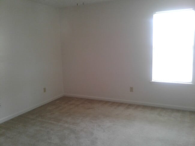 Building Photo - 2 Bedroom 1 Bath Upstairs Unit "Call us about our Move in Special"