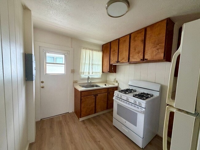 Building Photo - Island Living in the Heart of Waikiki – 2 Bed, 1 Bath with Parking!