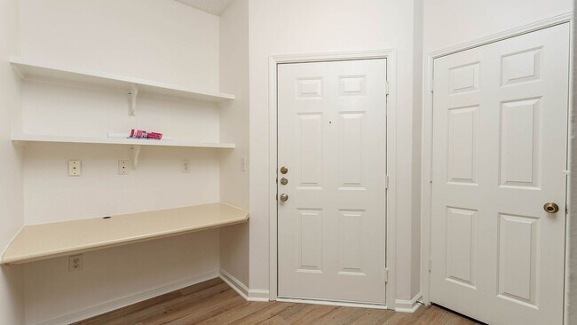 Building Photo - 1 Bedroom 1 Bath Condo in Southampton Poin...
