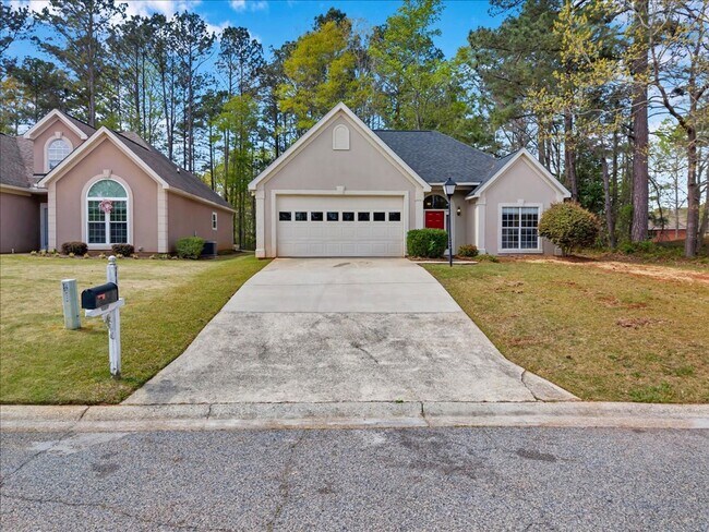 Building Photo - Country Club Living