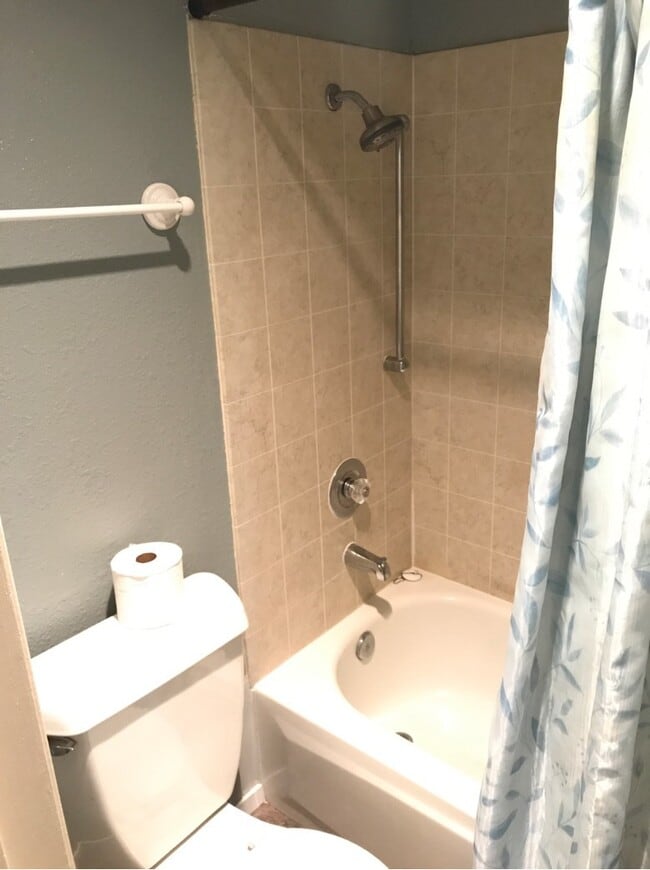 Building Photo - 3 Bedroom 1.25 bath Davis duplex in West D...