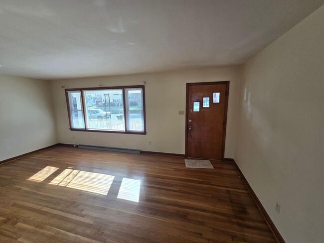 Building Photo - NEWLY REMODELED 3 BEDROOM HOUSE