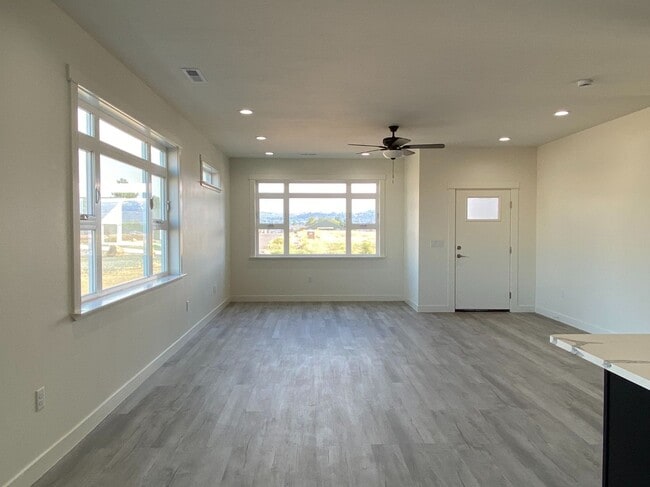 Building Photo - 414 Lolly Ln