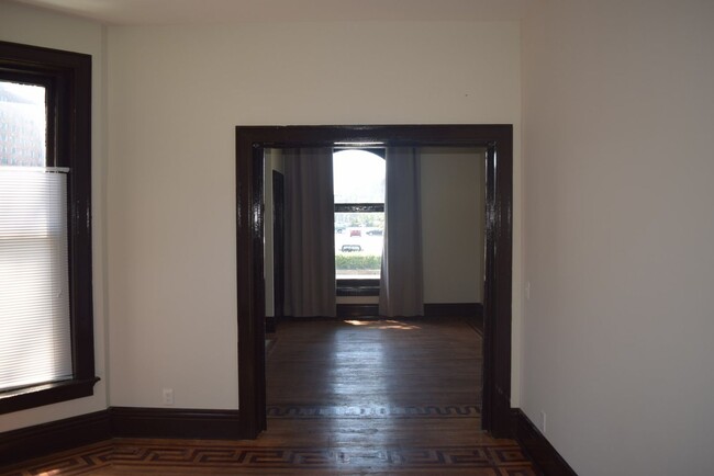 Building Photo - 1131