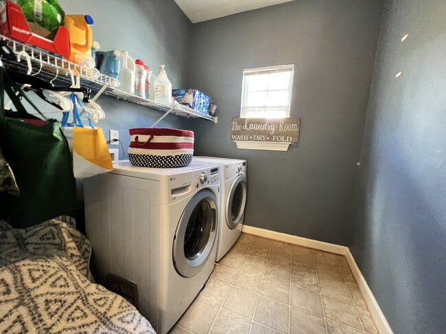 Building Photo - Spacious 4 bedroom home with POOL in sought after neighborhood and schools.