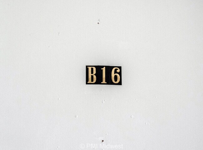 Building Photo - "Charming & Spacious 2-Bedroom Haven in Sh...
