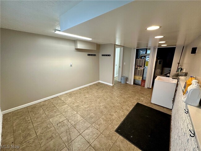 Building Photo - 6192 Jaycox Rd