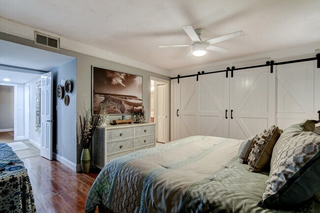 Building Photo - 20 Via Lago