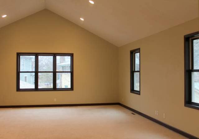 Building Photo - Spacious, 5bd, 2.5 renovated home in Midwa...