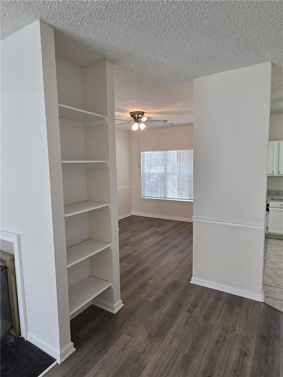 Building Photo - 6025 Park Wood Ct