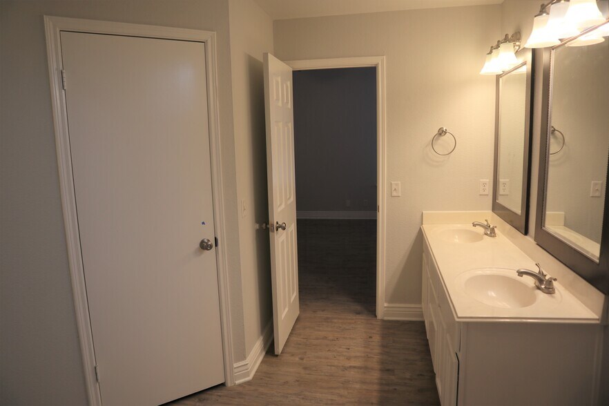 Master Bathroom &amp; Master Closet - 1105 sorrel ct