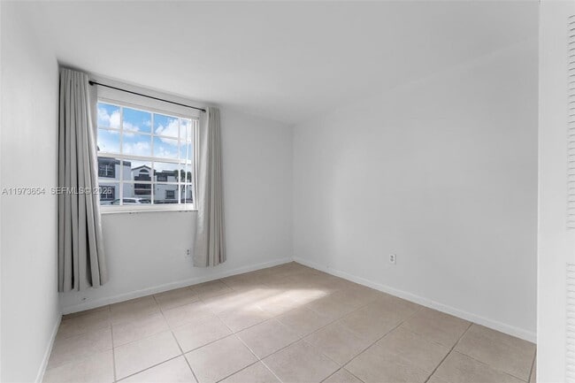 Building Photo - 9735 Fontainebleau Blvd