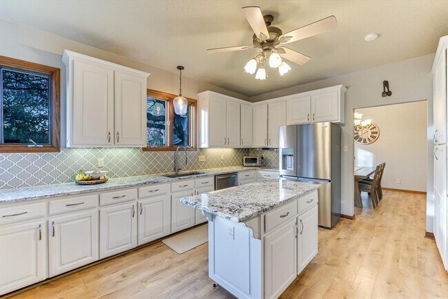 Building Photo - 640 Bluffside Dr