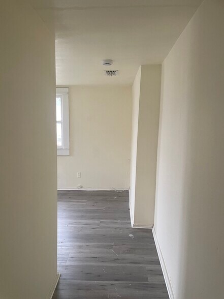 Building Photo - 446 S Texas Ave